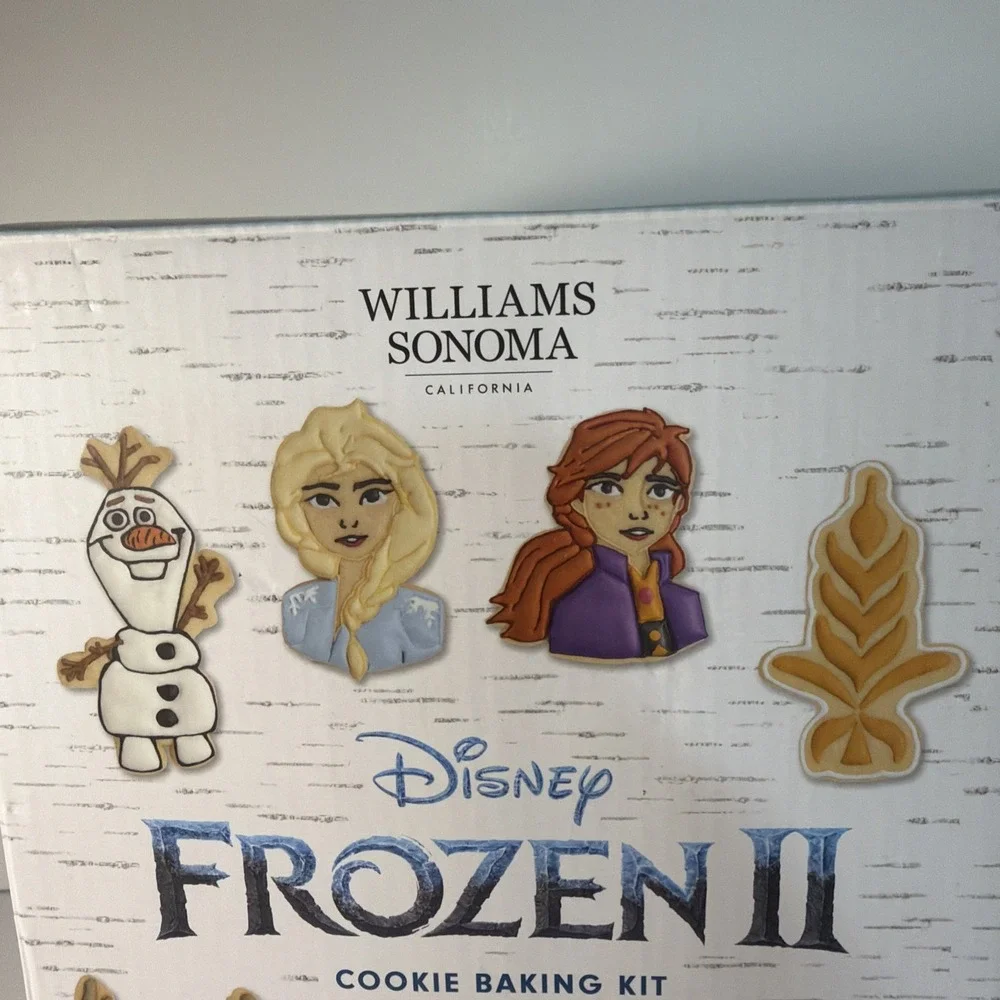 Williams Sonoma Disney Frozen 2™ Boxed Cookie Kit 23 Pieces NEW Open Box